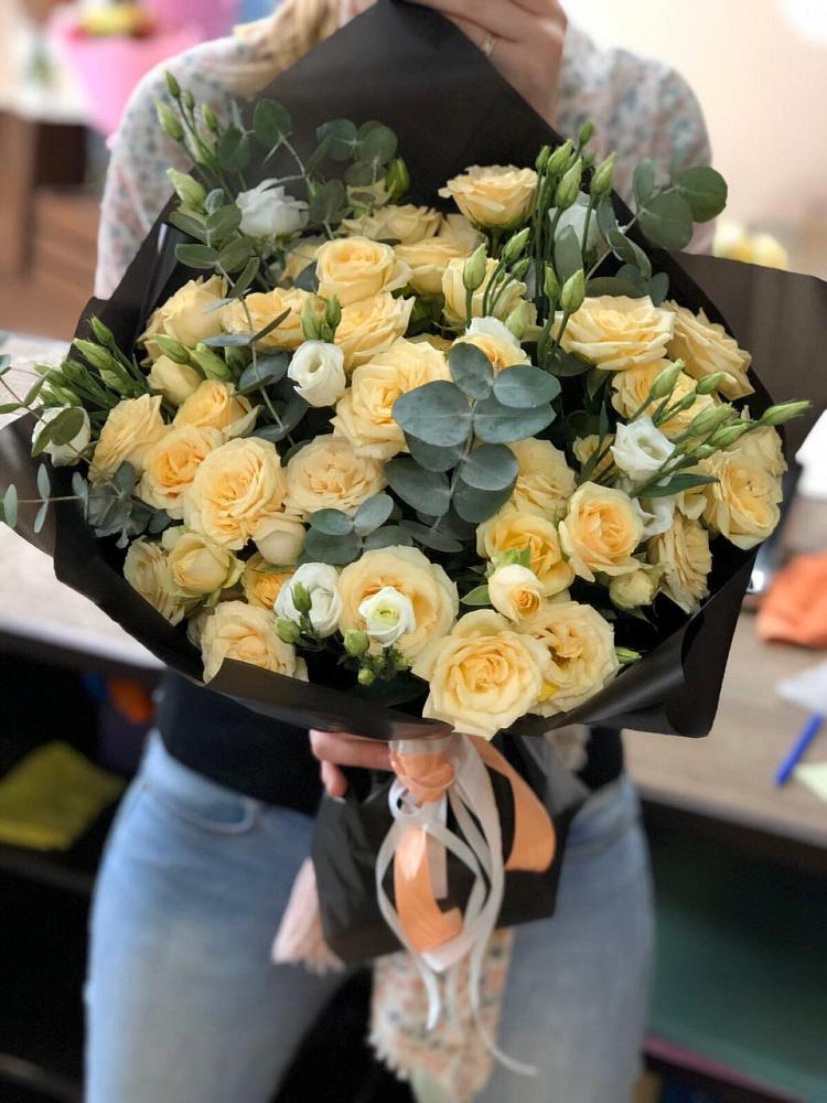 Букет цветов из: Розы и Лизиантусы в Нижней Шиловке