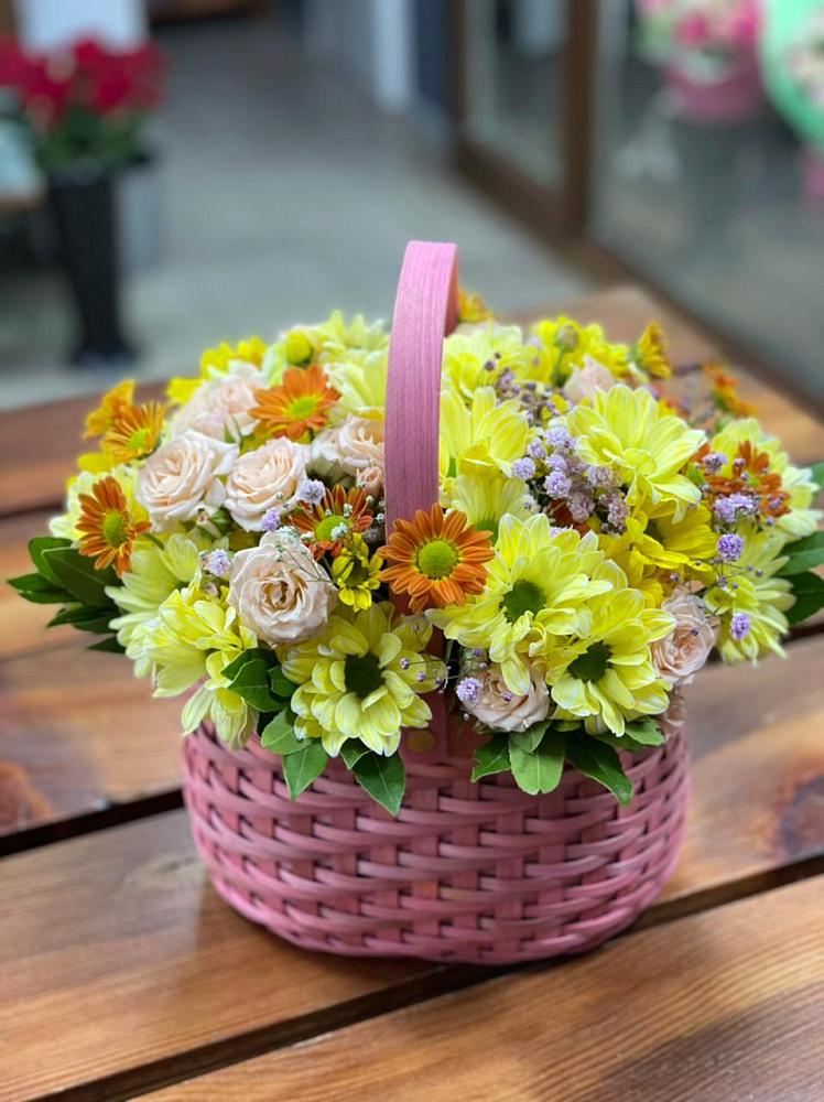 Цветочная композиция из Хризантемы и Розы в корзине в Нижней Шиловке