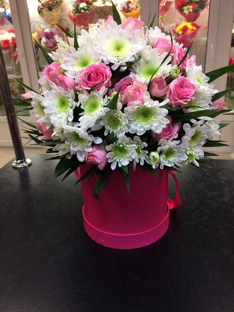 Цветочная композиция из Розы и Хризантемы в шляпной коробке в Нижней Шиловке