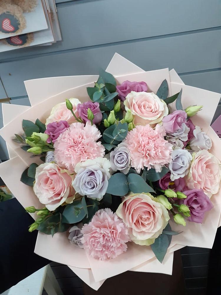 Букет цветов из: Розы, Гвоздики и Лизиантусы в Нижней Шиловке