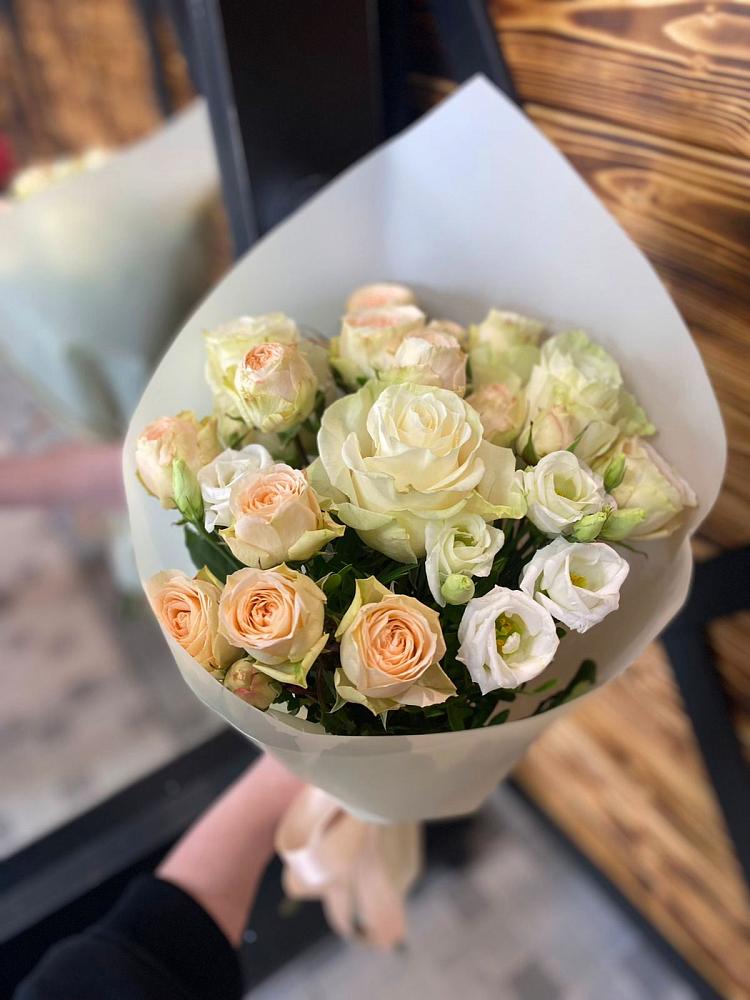 Букет цветов из: Розы и Лизиантусы в Нижней Шиловке